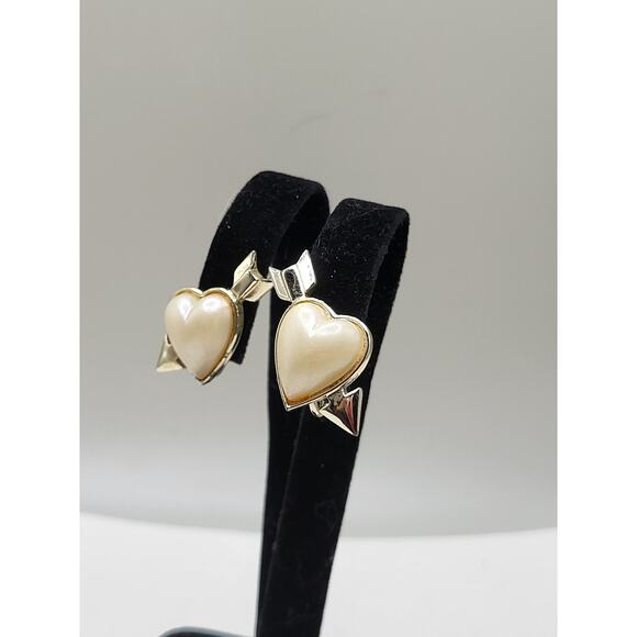 Vintage Heart w/ Arrow Clip Earrings Gold Tone Cream Enamel - Picture 2 of 8